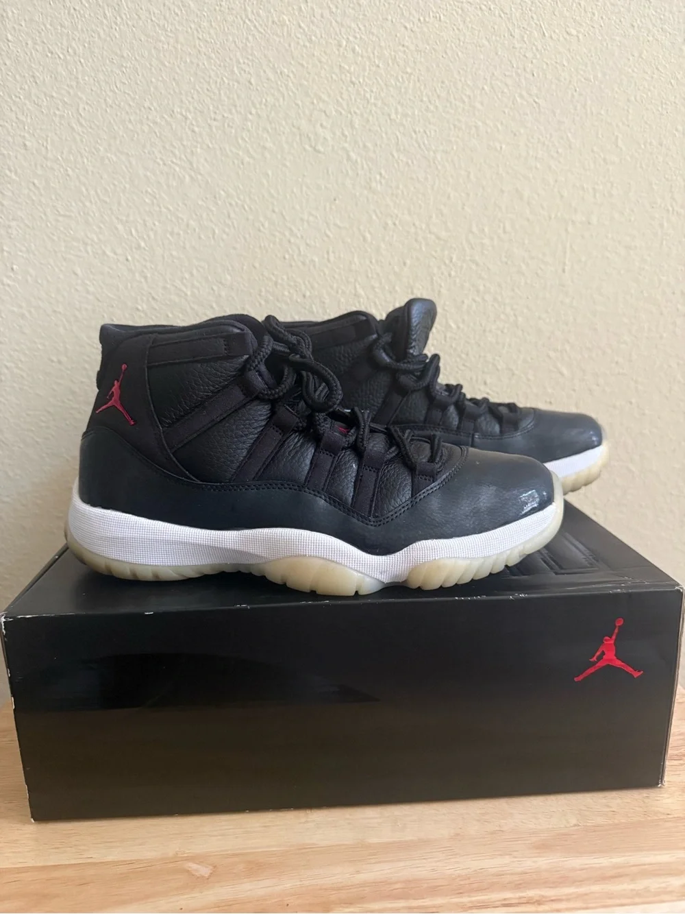 Air Jordan 11 Retro “Bred” (2019) – Men’s 7.5 / Women’s 9